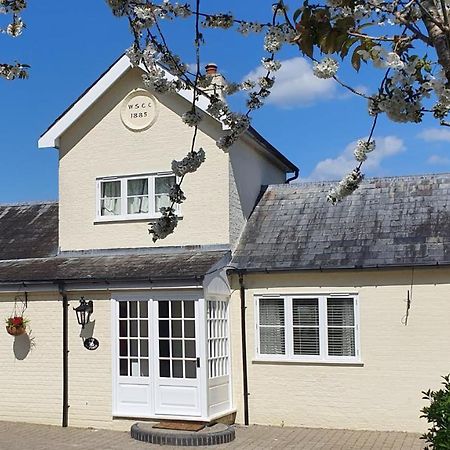 Exclusive Coach House With Lakeside Hot Tub On Country Estate Toddington  Exterior photo