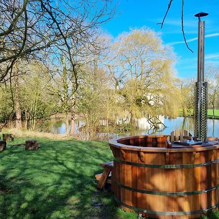 Exclusive Coach House With Lakeside Hot Tub On Country Estate Toddington  Exterior photo