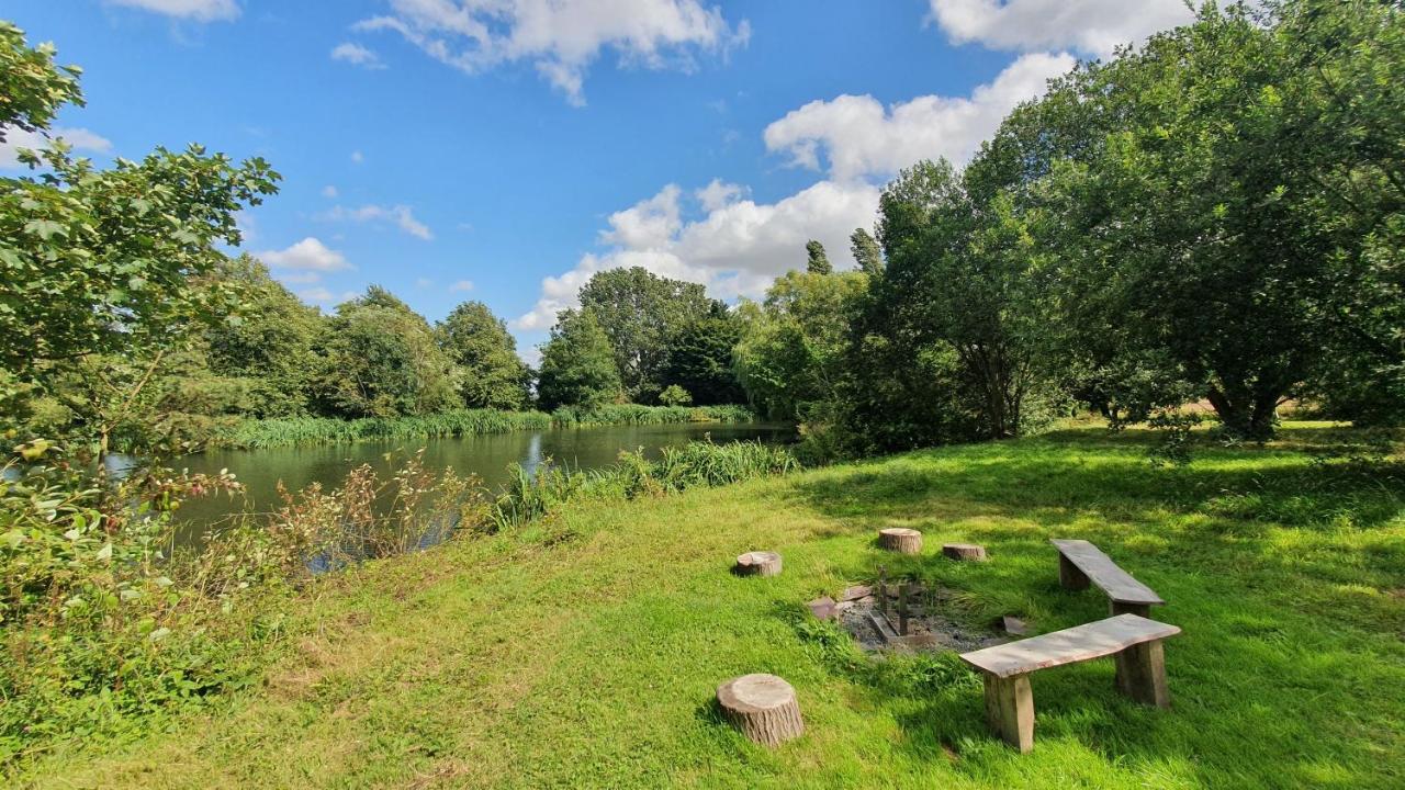 Exclusive Coach House With Lakeside Hot Tub On Country Estate Toddington  Exterior photo