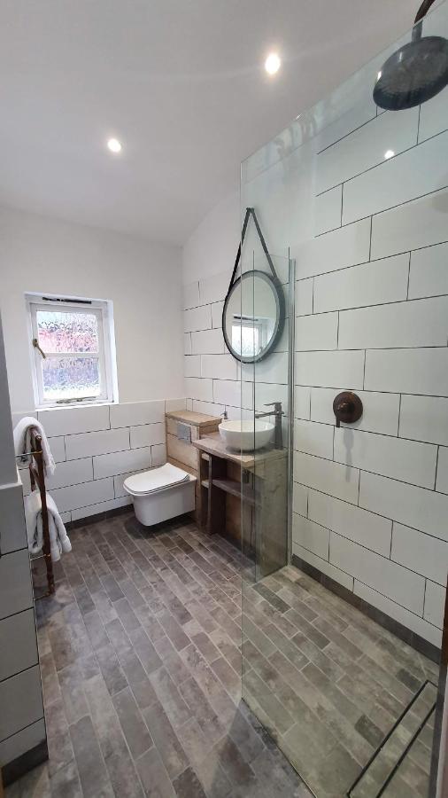 Exclusive Coach House With Lakeside Hot Tub On Country Estate Toddington  Exterior photo
