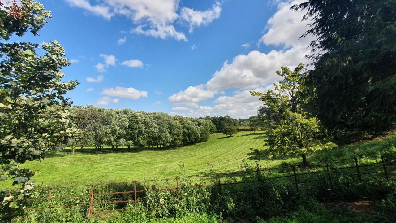 Exclusive Coach House With Lakeside Hot Tub On Country Estate Toddington  Exterior photo