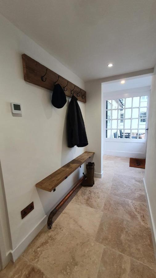 Exclusive Coach House With Lakeside Hot Tub On Country Estate Toddington  Exterior photo