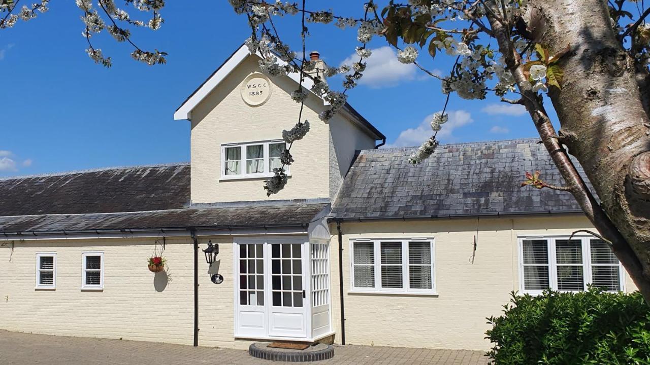 Exclusive Coach House With Lakeside Hot Tub On Country Estate Toddington  Exterior photo