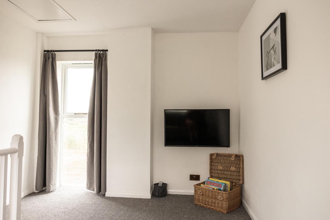 Exclusive Coach House With Lakeside Hot Tub On Country Estate Toddington  Exterior photo