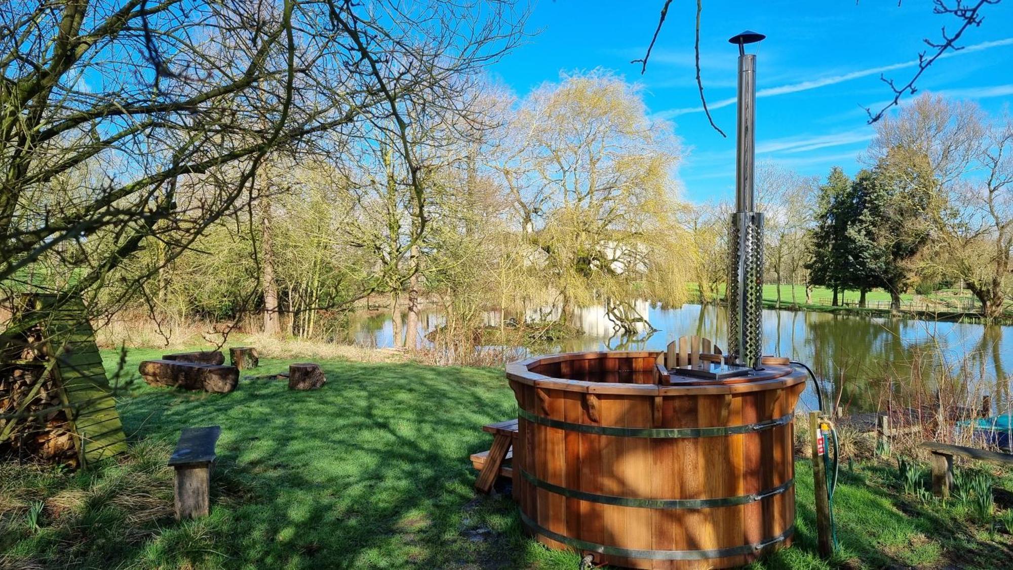 Exclusive Coach House With Lakeside Hot Tub On Country Estate Toddington  Exterior photo